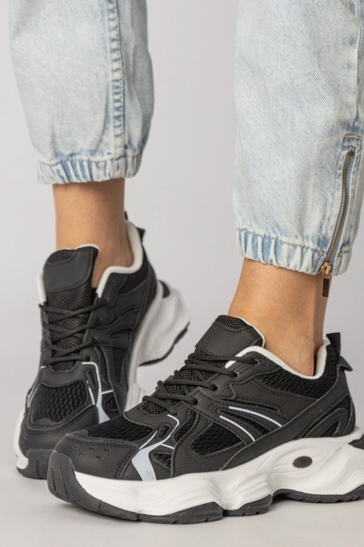 Schwarze Sportschuhe mit massiver...