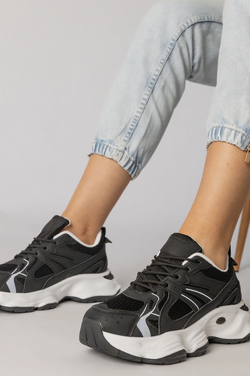 Schwarze Sportschuhe mit massiver...