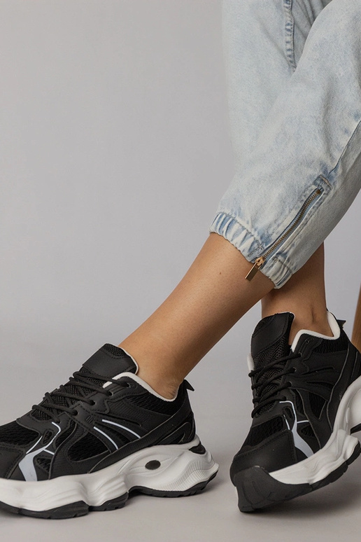 Schwarze Sportschuhe mit massiver...