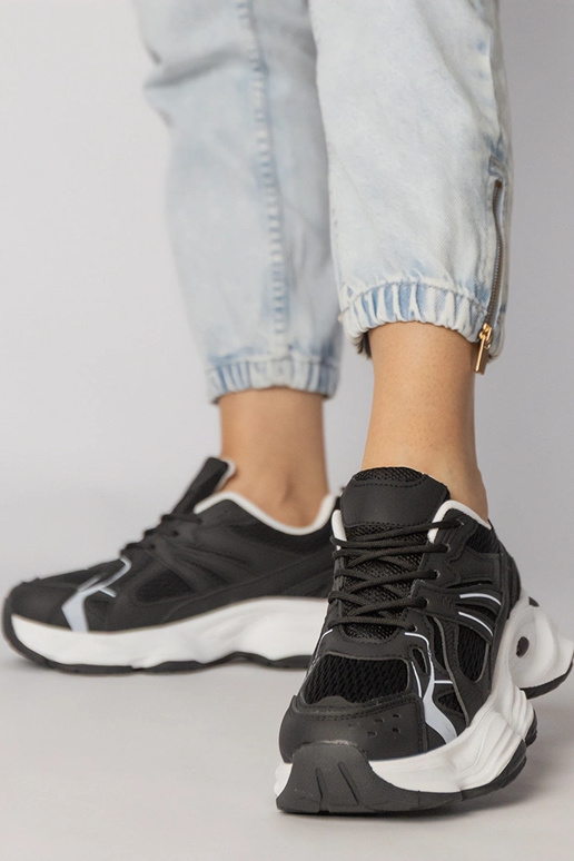 Schwarze Sportschuhe mit massiver...