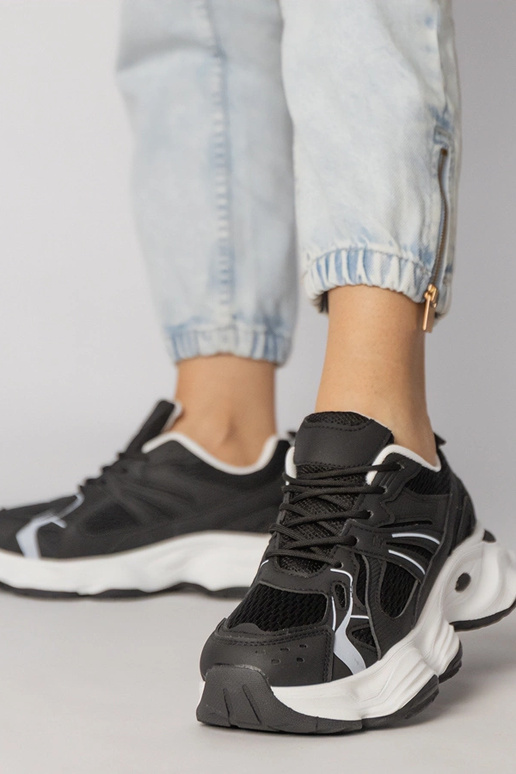 Schwarze Sportschuhe mit massiver...