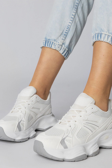Weiße Sportschuhe mit...