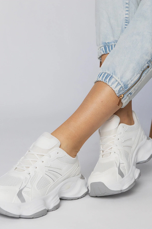 Weiße Sportschuhe mit massiver Sohle,...