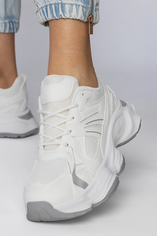 Weiße Sportschuhe mit massiver Sohle,...