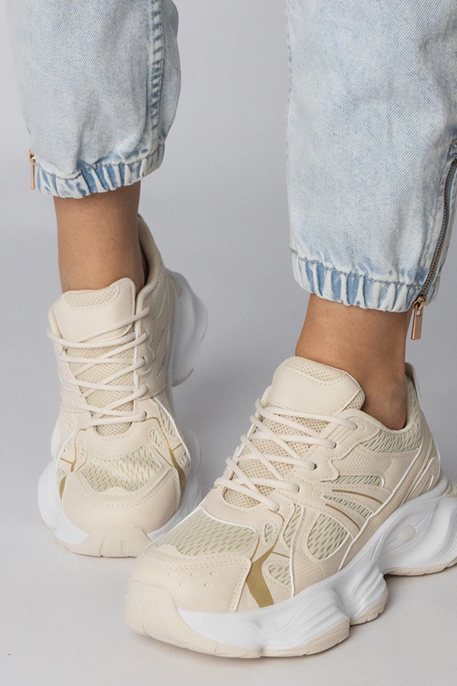 Sandfarbene Sportschuhe mit massiver... Sandfarbene Sportschuhe mit massiver...