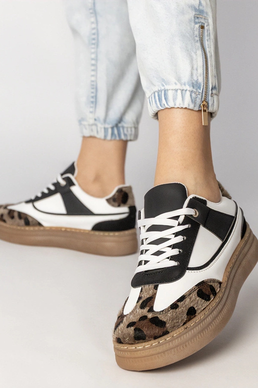 Schwarz-weiße Sneakers mit...