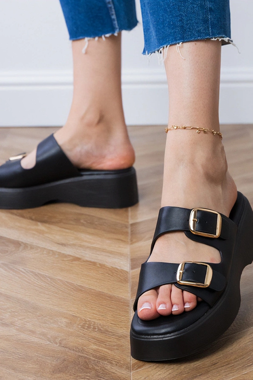 Schwarze Sandalen mit Riemen und... Schwarze Sandalen mit Riemen und...