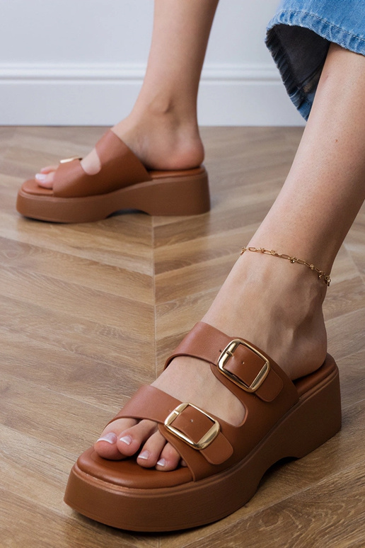 Braune Hausschuhe mit Schnallen an...