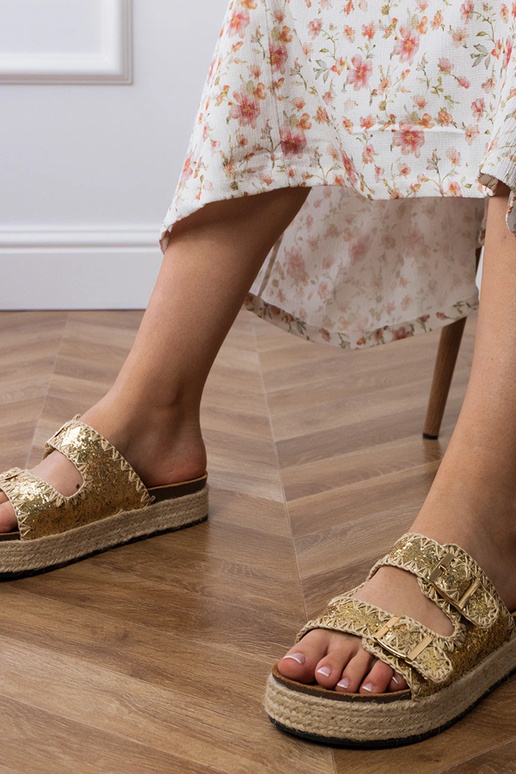 Goldene Espadrilles mit Glitzer und...