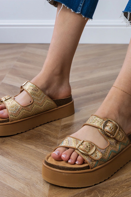 Goldene Sandalen mit Schnallen an... Goldene Sandalen mit Schnallen an...