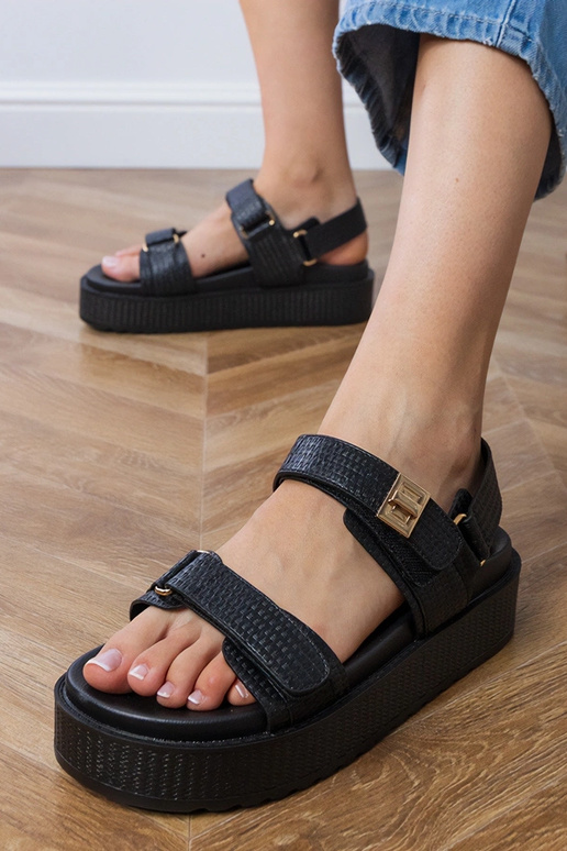Schwarze Sandalen auf Plattform mit...