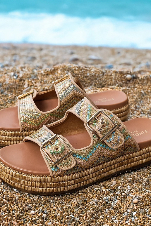 Goldene Hausschuhe mit Schnallen an...