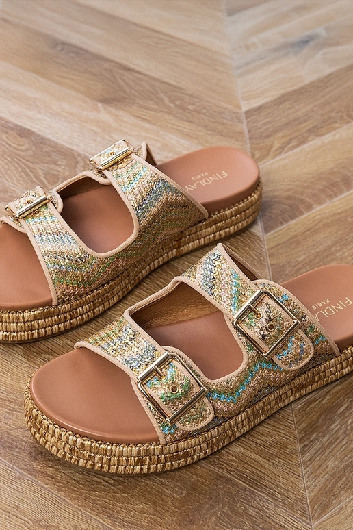 Goldene Hausschuhe mit Schnallen an...