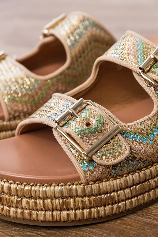 Goldene Hausschuhe mit Schnallen an...