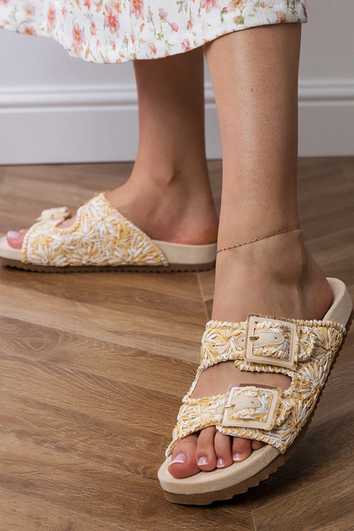 Sandfarbene gehäkelte Slipper mit...