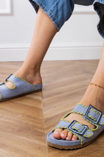 Blaue Slipper mit Schnallen und Stickerei am Riemen, „Kim"