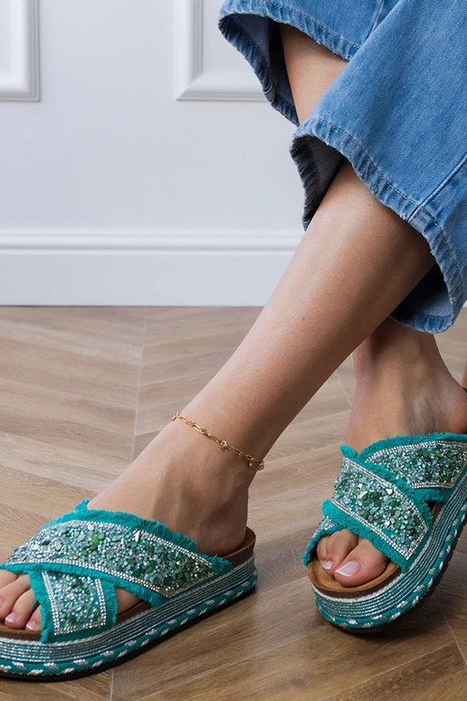 Grüne Slipper mit Zirkonkristallen am...