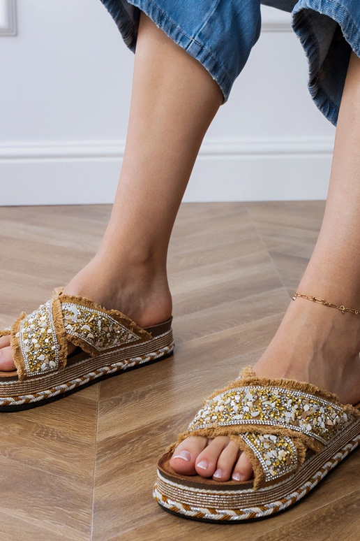 Sandfarbene Slipper mit...