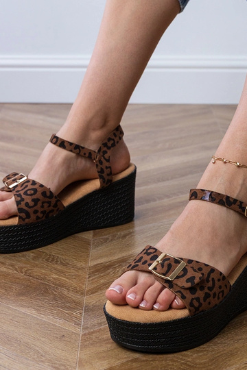 Plattformsandalen im...