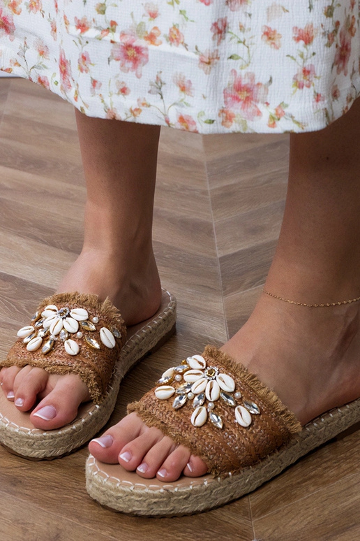Braune geflochtene Espadrilles mit... Braune geflochtene Espadrilles mit...