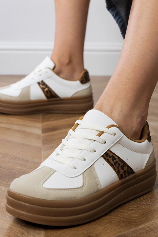 Sneaker mit Panther-Muster auf...