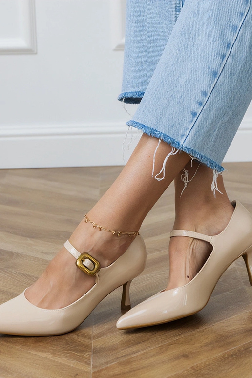 Sandfarbene klassische Sandalen mit... Sandfarbene klassische Sandalen mit...