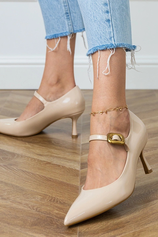 Sandfarbene klassische Sandalen mit... Sandfarbene klassische Sandalen mit...