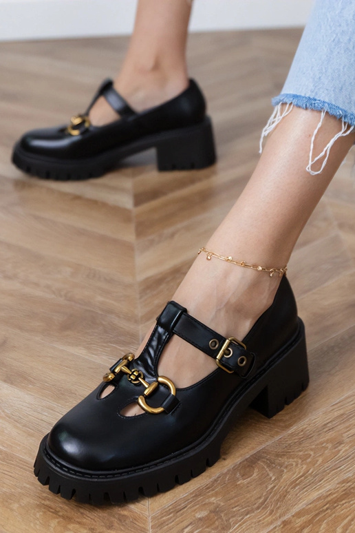 Schwarze Halbschuhe auf dickem Absatz...