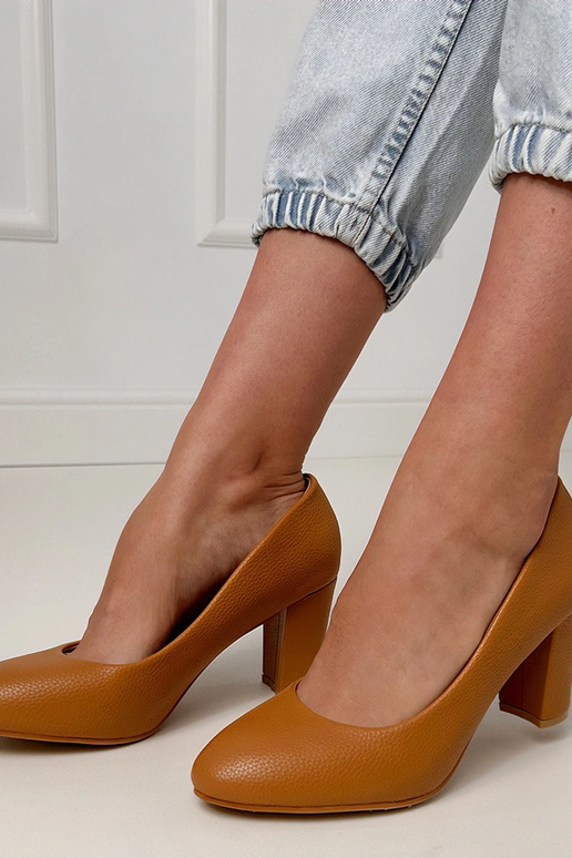 Braune klassische Sandalen mit Absatz...