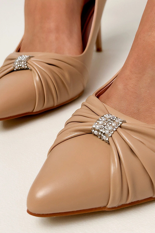 Braune klassische Sandalen mit... Braune klassische Sandalen mit...