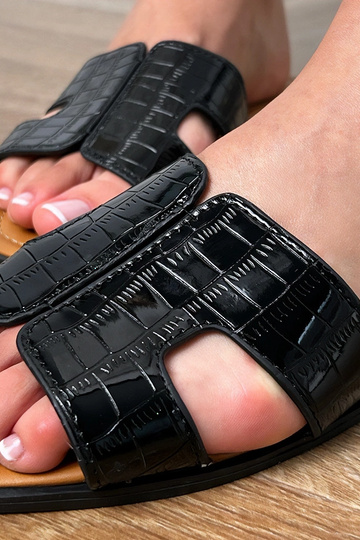 Schwarze Slipper mit flacher Sohle und Reliefmuster Sarini