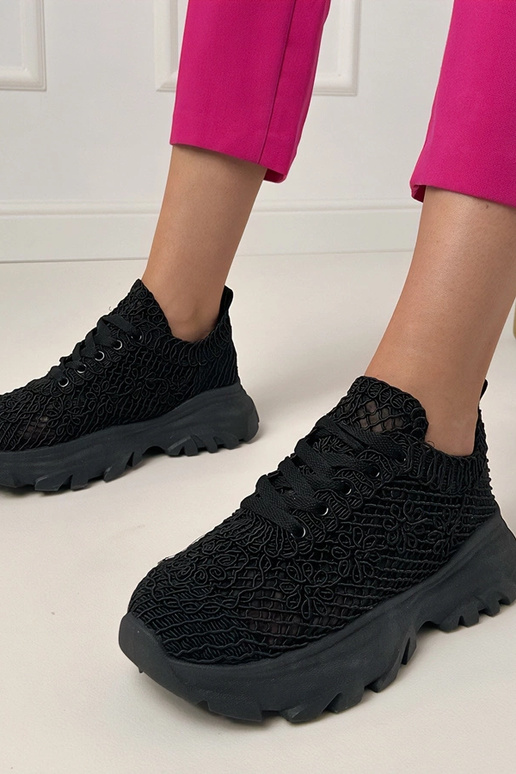 Schwarze durchbrochene Sneaker auf...