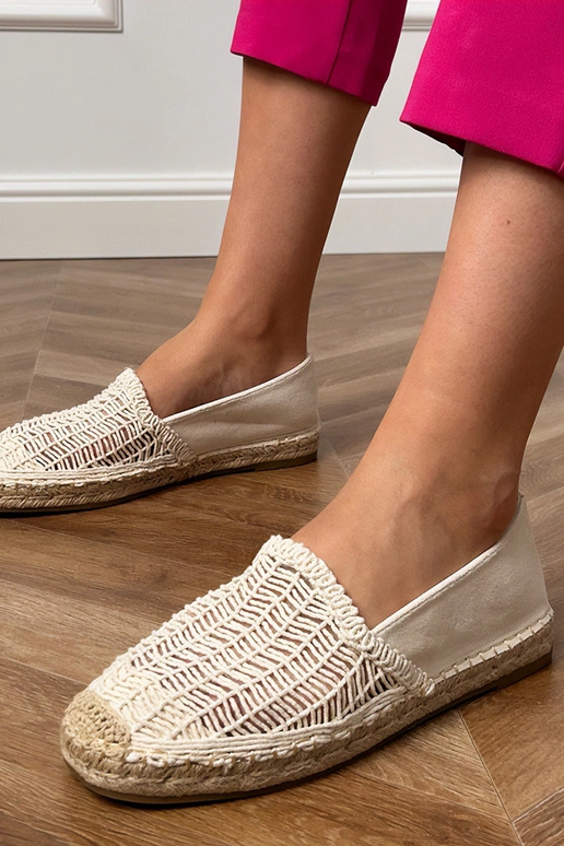 Sandfarbene durchbrochene Espadrilles...