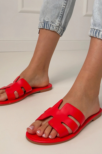 Rote Pantoletten dekoriert...