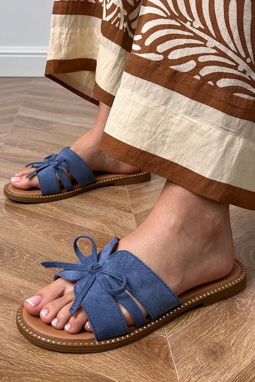 Blaue Hausschuhe mit Schleife und... Blaue Hausschuhe mit Schleife und...