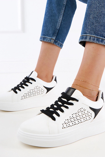 Weiße Sneakers mit schwarzen Details auf der Plattform Remmi
