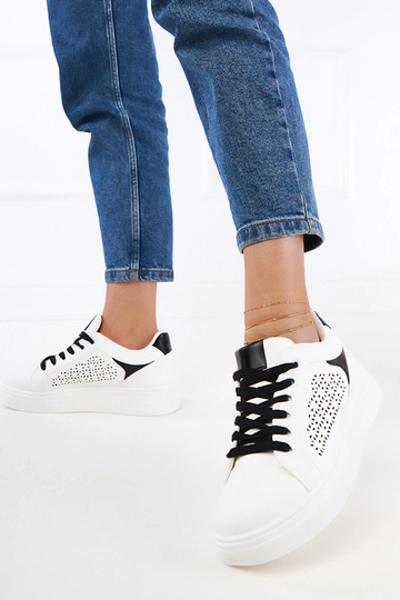 Weiße Sneakers mit schwarzen Details auf der Plattform Remmi 2