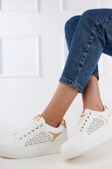 Weiße Sneakers mit goldenen Details auf der Plattform Remmi