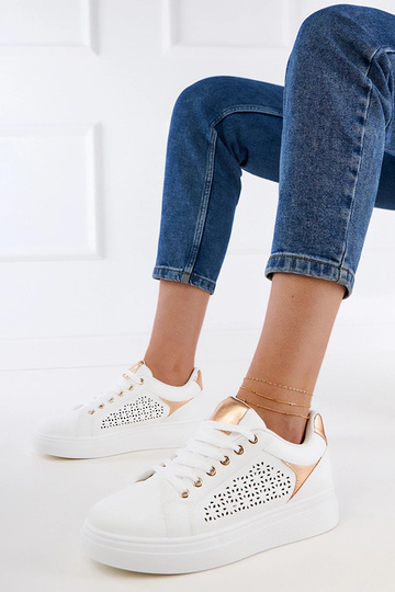 Weiße Sneakers mit goldenen Details auf der Plattform Remmi 2