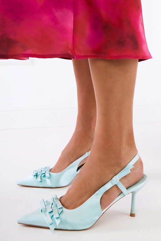 Grüne Sandalen auf hohen Absätzen mit... Grüne Sandalen auf hohen Absätzen mit...