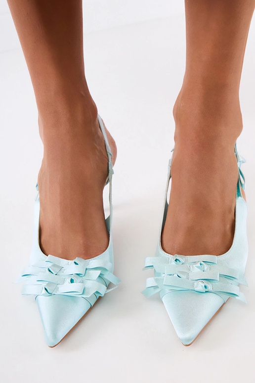 Grüne Sandalen auf hohen Absätzen mit... Grüne Sandalen auf hohen Absätzen mit...