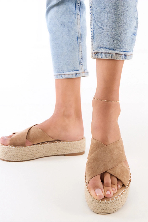 Braune Espadrilles mit Riemen auf der...