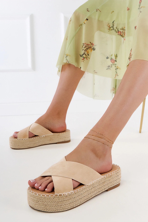 Sandfarbene Espadrilles mit Riemen...