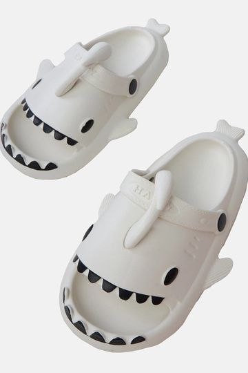 Weiße Kinder-Slipper mit Haifischmotiven Tossi 2