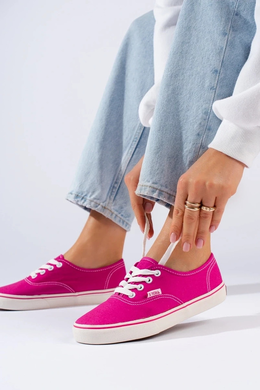 Leuchtend rosa Schuhe von Shelovet