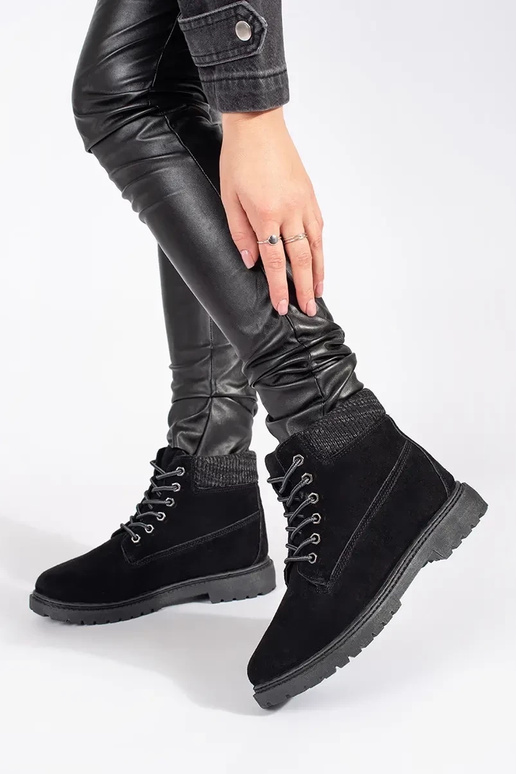 Damenschuhe sind aus Naturleder in...