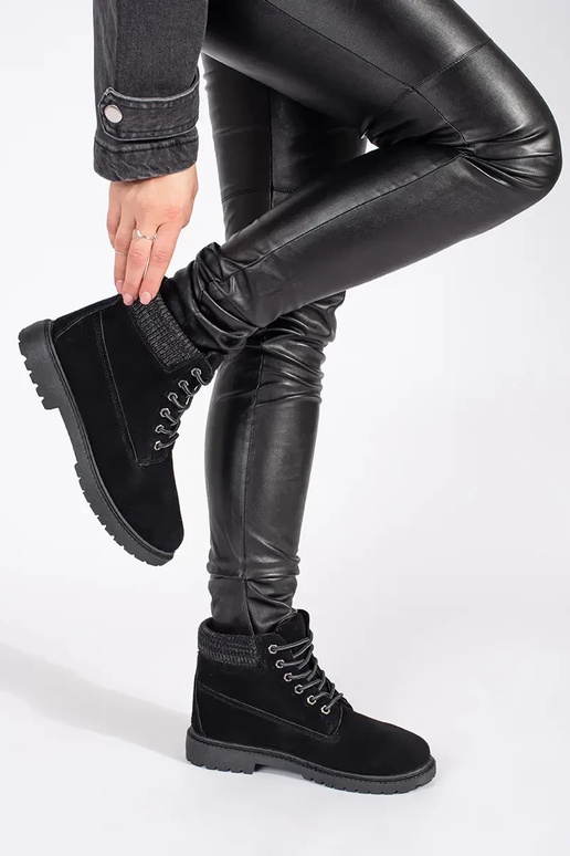 Damenschuhe sind aus Naturleder in...