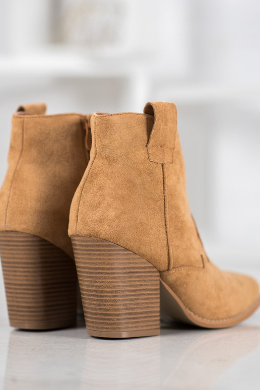 Wildleder-Cowboy-Stiefeletten mit Absatz Wildleder-Cowboy-Stiefeletten mit Absatz