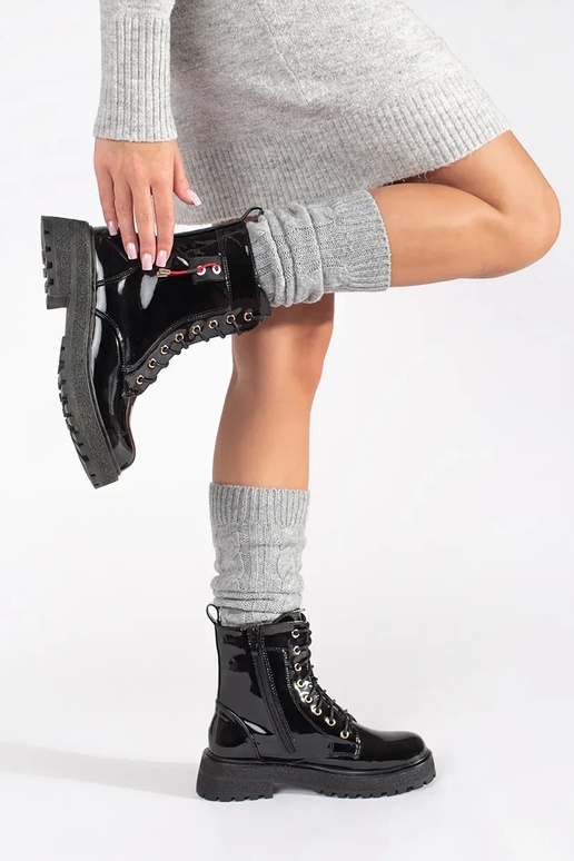 Lackschuhe mit Schnürsenkeln in Schwarz