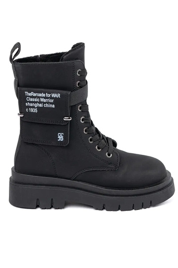 schwarze Stiefel mit Tasche